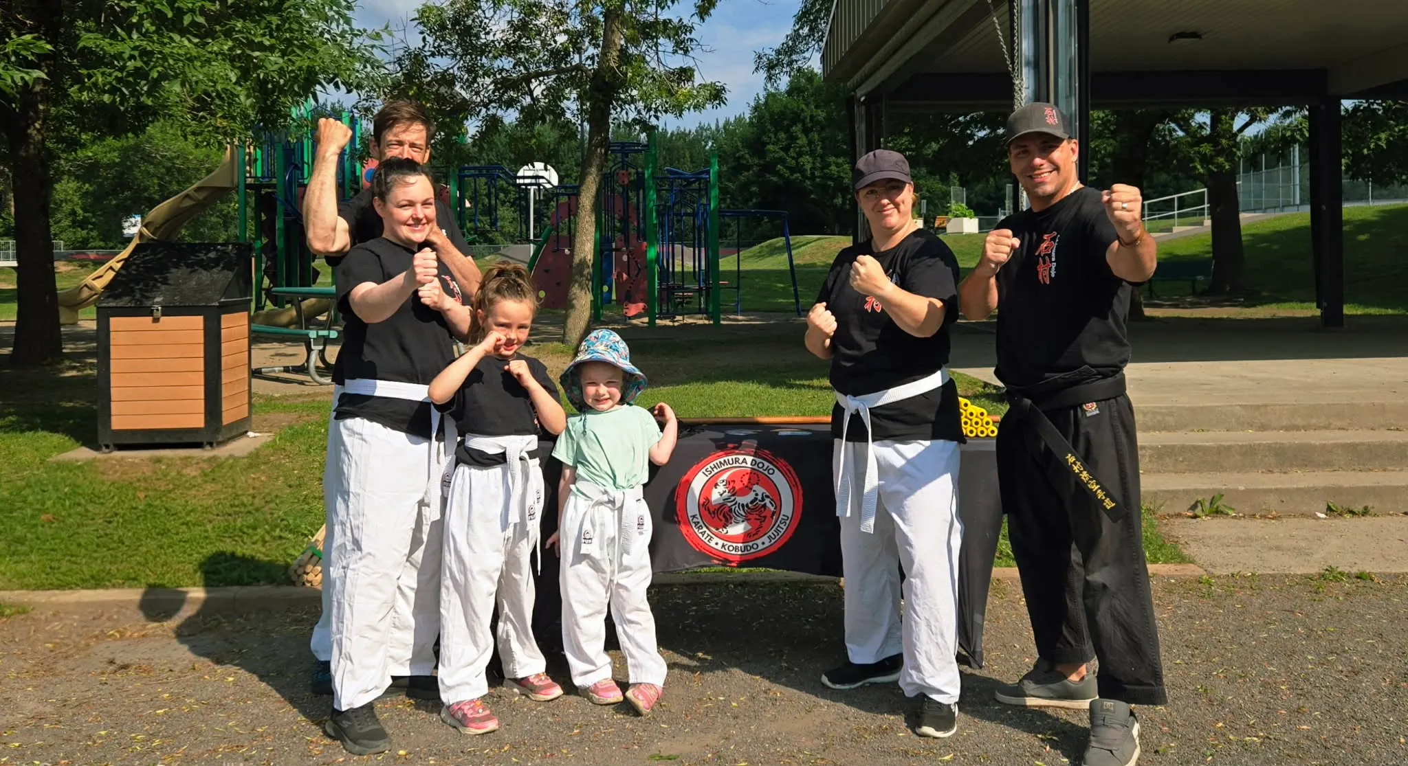 L'équipe du Ishimura Dojo et des familles lors d'un événement communautaire au parc, à Saint-Lambert-de-Lauzon