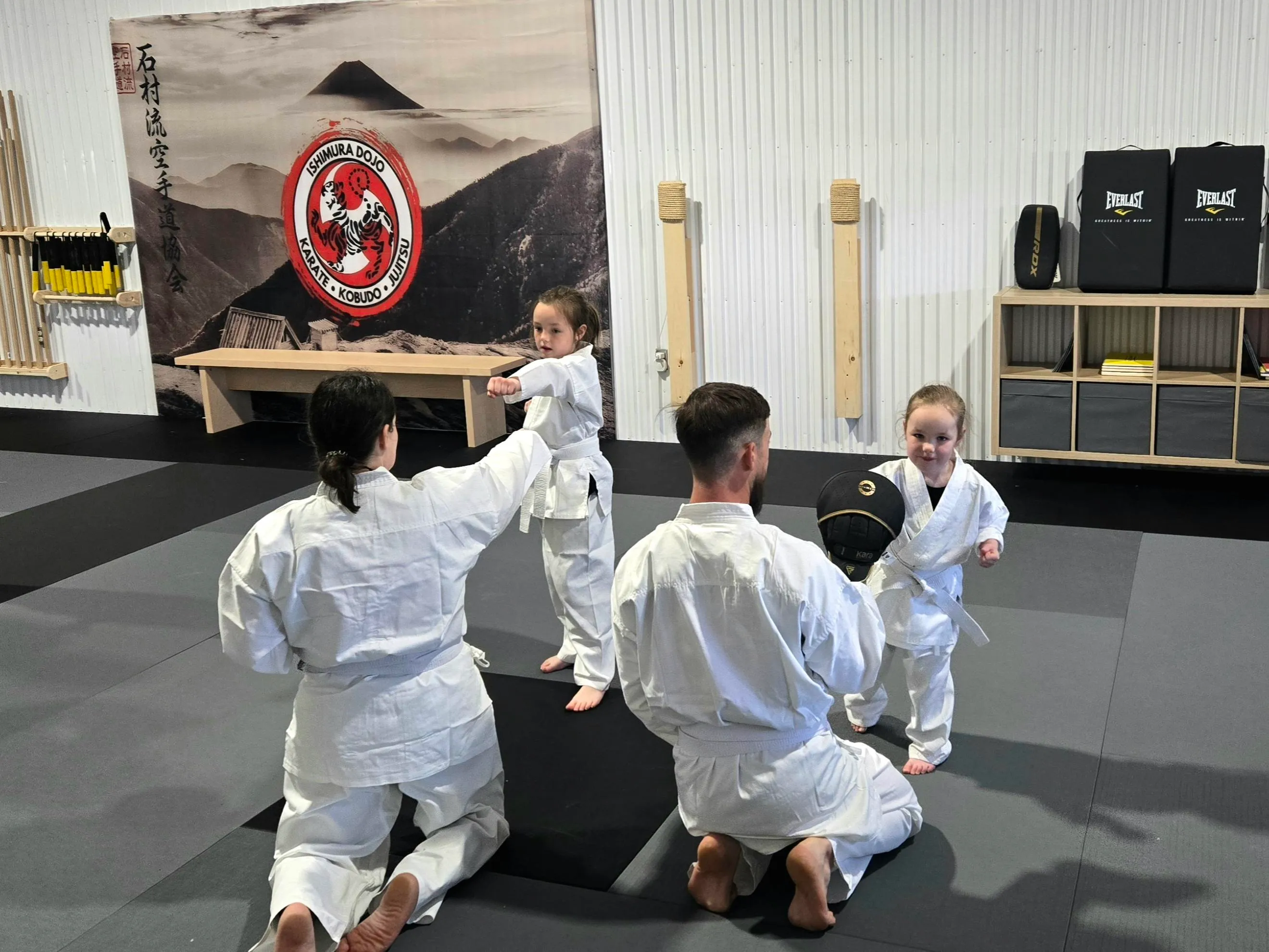 Cours famille : parents et enfants s'entraînent ensemble sur le tatami