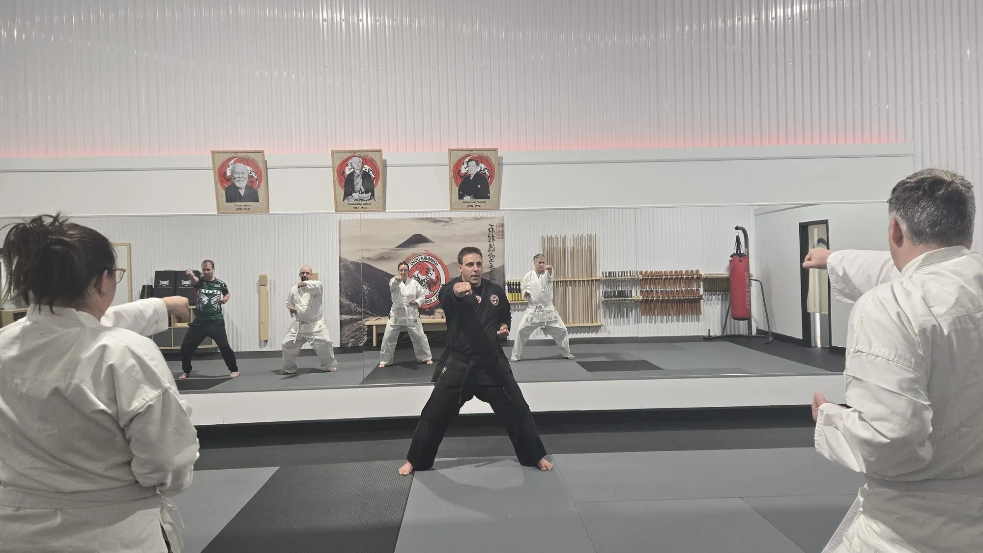 Cours de groupe mené par l'instructeur au dojo