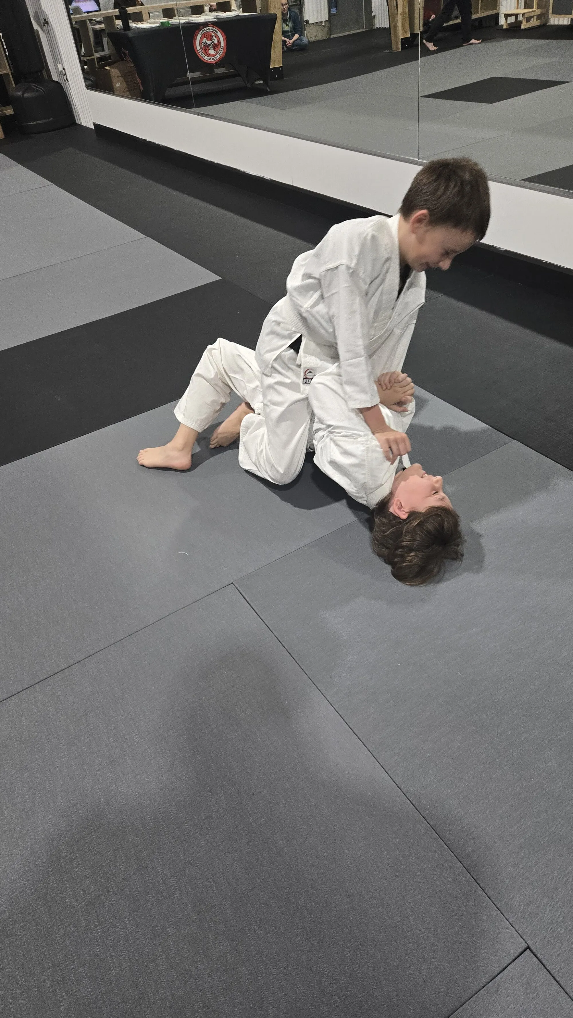 Jeune élève pendant un cours de karaté
