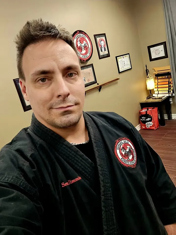 Sensei Jimmie Rioux, fondateur du Ishimura Dojo, en kimono de karaté