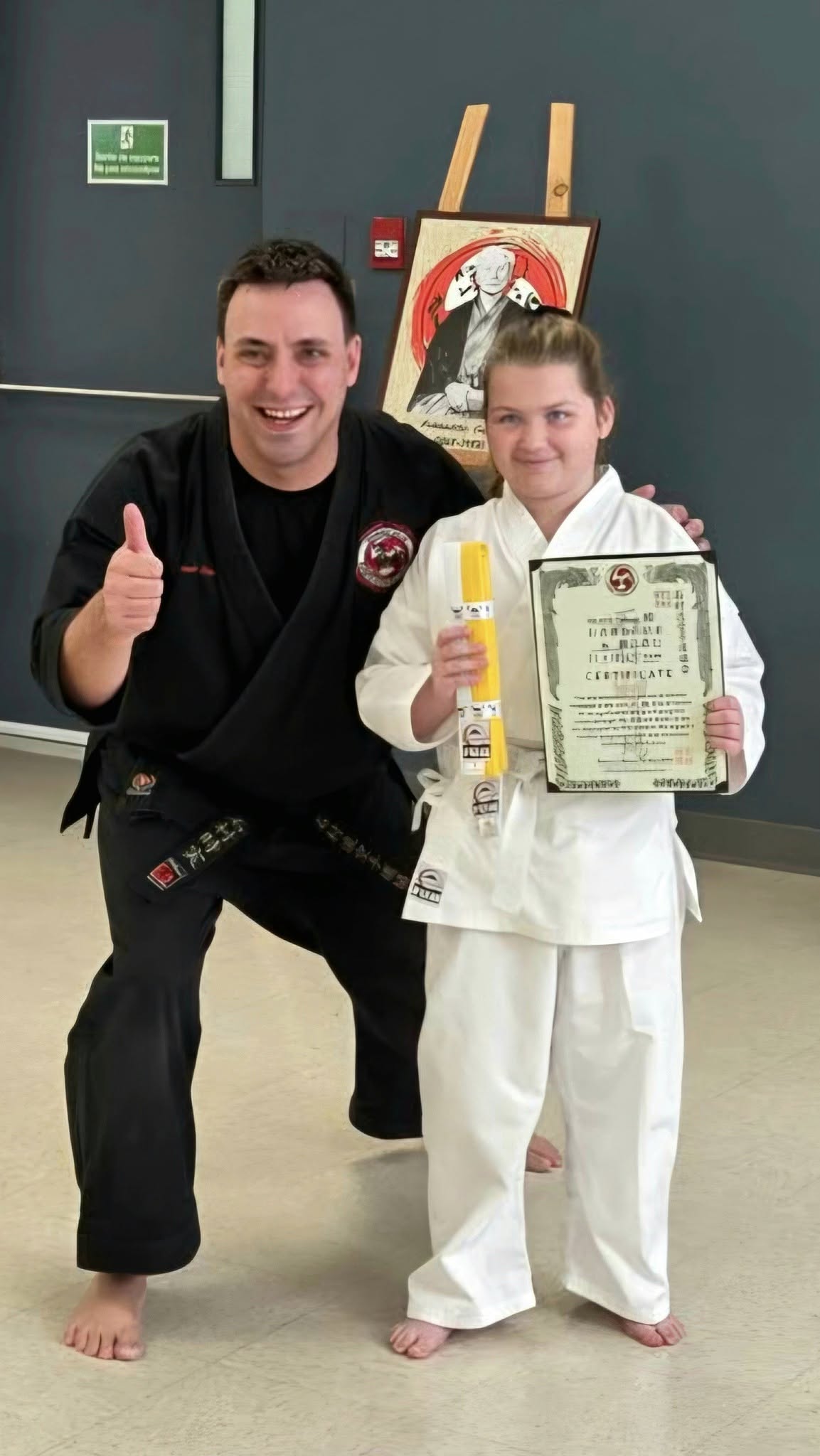 Jimmie Rioux, instructeur de karaté au Ishimura Dojo, avec un élève