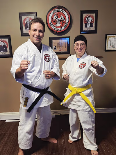 Jimmie Rioux, instructeur de karaté au Ishimura Dojo, avec un élève